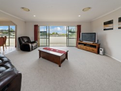 6 Hogarth Rise, West Harbour, Auckland 0618, New Zealand