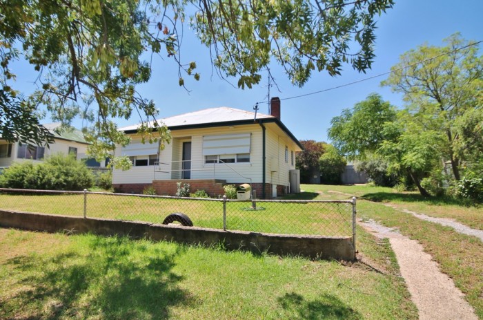 7 Blackett Avenue, Young, NSW 2594, Australia