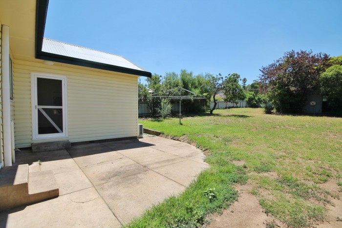 7 Blackett Avenue, Young, NSW 2594, Australia