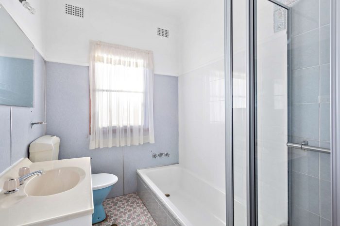 34 Karrabah Cres Lake Heights NSW 2502, Australia