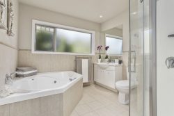 24A Montgomery Ave, Rothesay Bay, Auckland, 0630, New Zealand