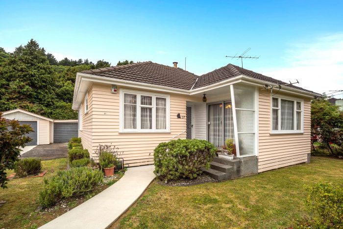 27 Peel Place, Wainuiomat­a, Lower Hutt, Wellington, 5014, New Zealand