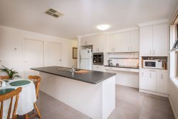 11 Mardross Ct, North Albury NSW 2640, Australia