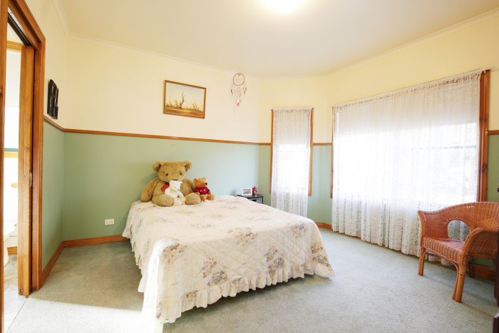 86 Simpson St Ballan VIC 3342 Australia