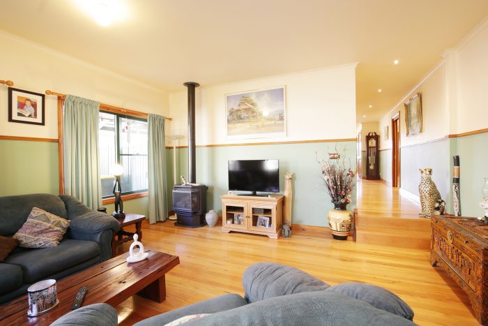 86 Simpson St Ballan VIC 3342 Australia