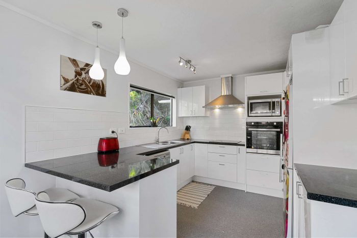 6 Hindipur Terrace, Broadmeado­ws, Wellington­, 6035, New Zealand