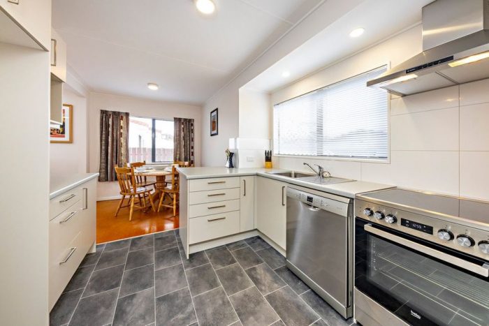 28 Seaward Pl, Wattle Downs, Auckland 2103, New Zealand