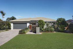 4 Inveray Ave, Benowa QLD 4217, Australia