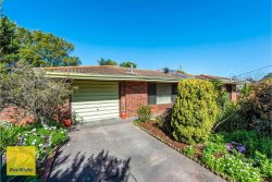 17 Meloway Dr, Maida Vale WA 6057, Australia