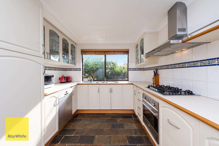 11 Traylen Rd, Kalamunda WA 6076, Australia