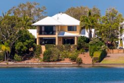 25 Barrier Reef Dr, Mermaid Waters QLD 4218, Australia