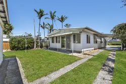 17 Goorawin St, Runaway Bay QLD 4216, Australia