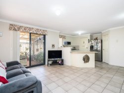 2/6 Whiteside St, Cloverdale WA 6105, Australia