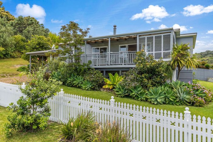 12 Marine View Road, Onetangi, Waiheke Island, Auckland, 1081, New Zealand