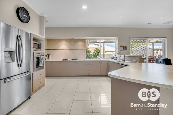 6 Connemara Way, Australind WA 6233, Australia