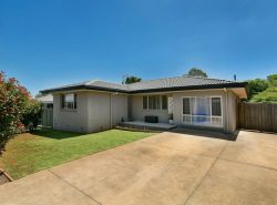 81 Knockator Cres, Centenary Heights QLD 4350, Australia