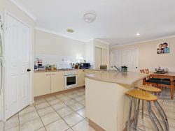 14 Regent Ct, Thabeban QLD 4670, Australia