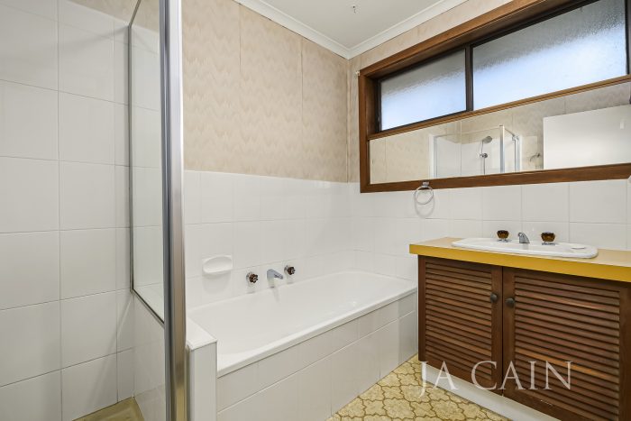 Unit 1/58 Peacock St, Burwood VIC 3125, Australia