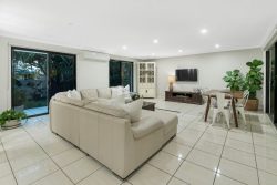 61 Sovereign Dr, Mermaid Waters QLD 4218, Australia