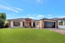 4 St Maarten Crescent, Oxenford QLD 4210, Australia