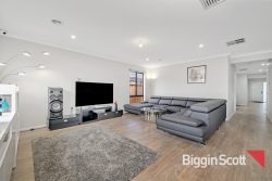 32 Bromley Cct, Rockbank VIC 3335, Australia