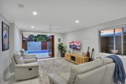 15 Ilaroo Cres, Warana QLD 4575, Australia