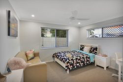 15 Ilaroo Cres, Warana QLD 4575, Australia