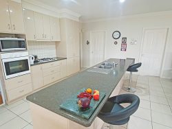 1 Emily Ct, Howlong NSW 2643, Australia