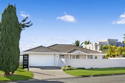 6 Montrose Court, Benowa Waters QLD 4217, Australia