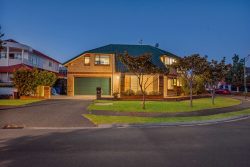 8 Vinograd Drive, Te Atatu Peninsula, Waitakere City, Auckland, 0610, New Zealand