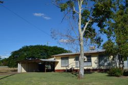 2 Oak St, Blackwater QLD 4717, Australia