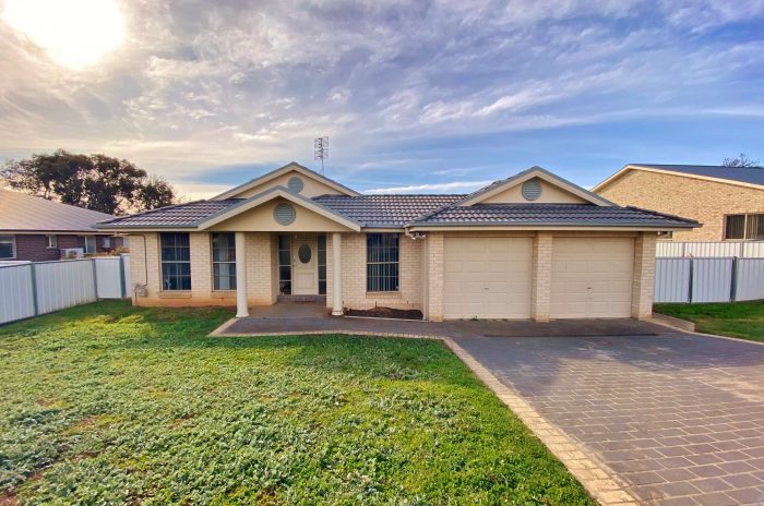 7 Settlers Pl, Young NSW 2594, Australia