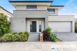 33 Royaloak Cres, Cranbourne East VIC 3977, Australia