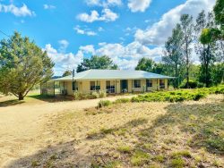 25 Pitstone Rd, Young NSW 2594, Australia