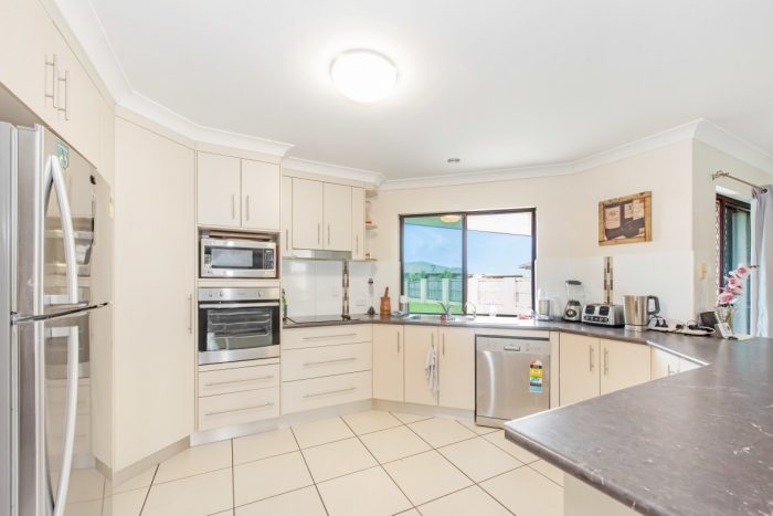 27 Katey Cres, Mirani QLD 4754, Australia