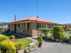 22 Oak St, Huonville TAS 7109, Australia