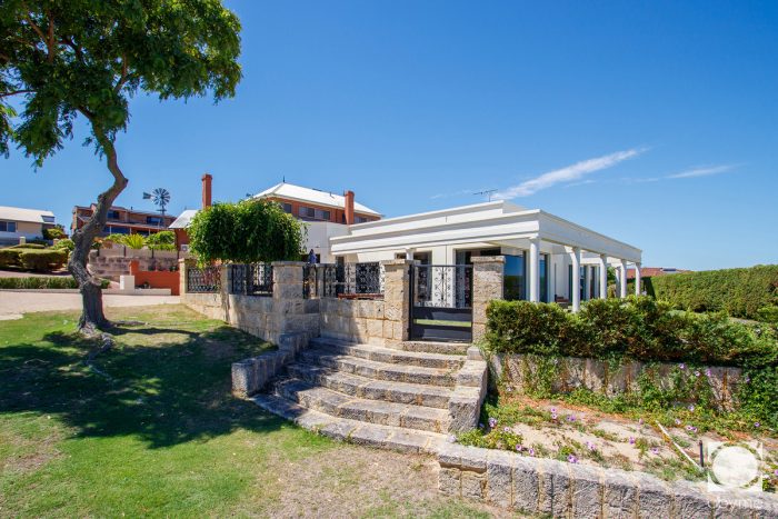 8 Anitra Ct, Coogee WA 6166, Australia