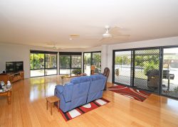 11 Seahorse Cct, Dundowran Beach QLD 4655, Australia