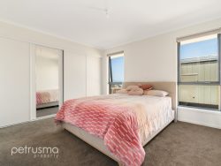 8 Kingsgate Cir, Huntingfield TAS 7055, Australia