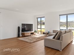 8 Kingsgate Cir, Huntingfield TAS 7055, Australia