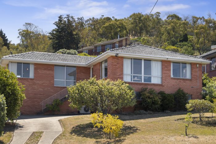 2 Oliver Ave, Lindisfarne TAS 7015, Australia