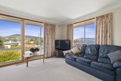 2 Oliver Ave, Lindisfarne TAS 7015, Australia