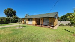 26 Hawkins St, Howlong NSW 2643, Australia