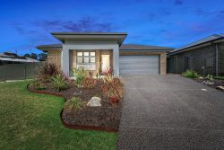 12 Fishermans Dr, Teralba NSW 2284, Australia