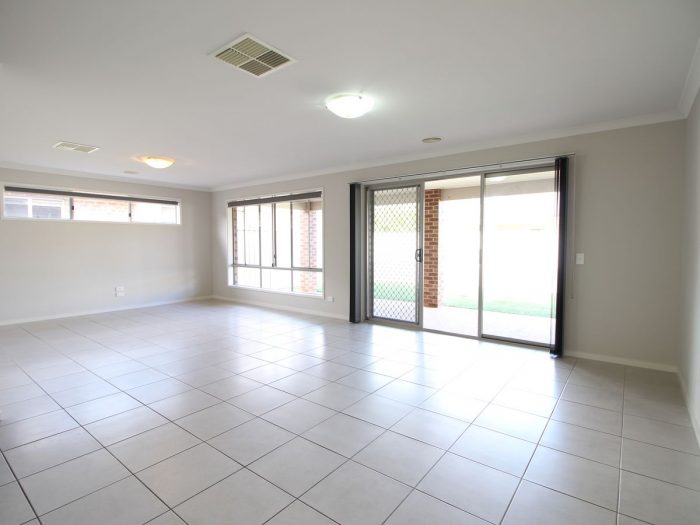 3 Silkyoak Ct, East Albury NSW 2640, Australia