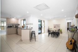 10 Spinks Ct, Eimeo QLD 4740, Australia