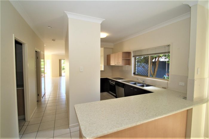 1/10 Jasmine Ave, Hollywell QLD 4216, Australia