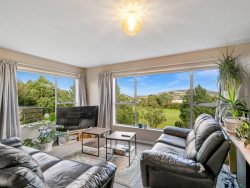 15A Colchester Crescent, Newlands, Wellington, 6037, New Zealand