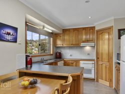 8 Katrina Ct, Lindisfarne TAS 7015, Australia