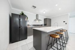 6 Halcyon Cres, Aveley WA 6069, Australia